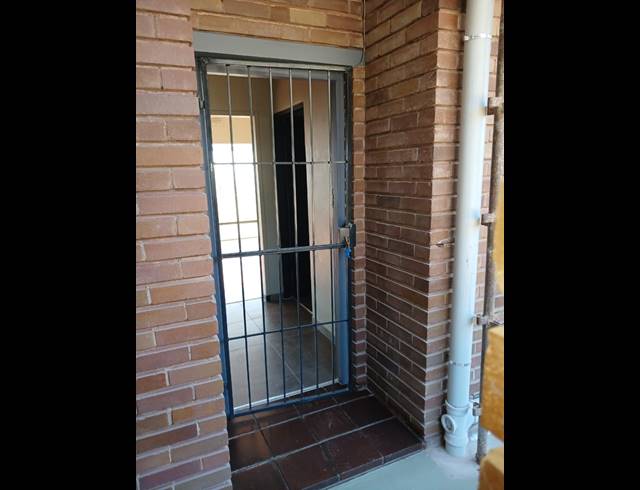2 BEDROOM APARTMENT TO LET IN ESSENWOOD